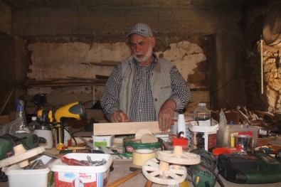 Gurbette Özlemini Çektiği Eski Köy Aletlerinin Maketini Yapıyor