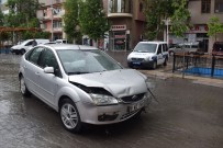 İki Otomobil Çarpıştı Açıklaması 3 Yaralı