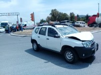 İzmir'de Meydana Gelen Trafik Kazasında 2 Kişi Yaralandı.