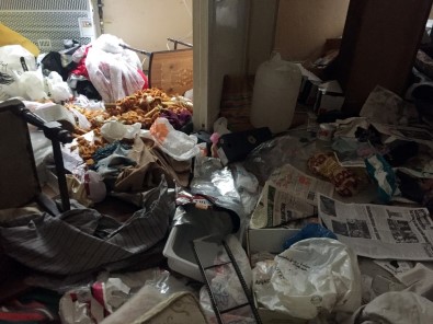 (Özel) Zeytinburnu'ndaki Bir Evden 15 Ton Çöp Çıktı