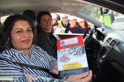 Polisten 'Trafik Adabı' Kitabı