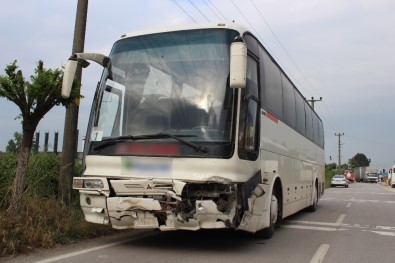 Servis Otobüsü Otomobile Çarptı Açıklaması 1'İ Çocuk 2 Yaralı