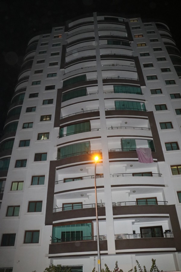 15 yaşındaki kız 13'üncü kattan atladı