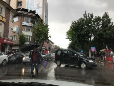 Afyonkarahisar'da Etkili Olan Sağanak Yağış Hayatı Olumsuz Etkiledi