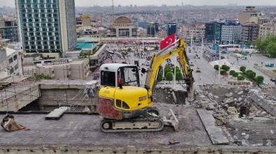 (Özel) AKM'nin  Tepesinde Yıkım Yapan  Vinç Yürekleri Ağza Getirdi