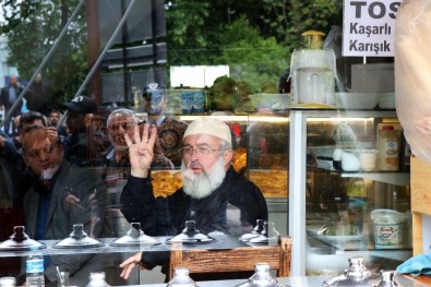 Sakarya'da Abdullah Gül'e 'Rabia'lı protesto