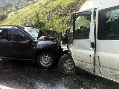 Şırnak'ta Öğrenci Servisi İle Otomobil Çarpıştı Açıklaması 1'İ Ağır 8 Yaralı