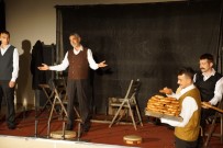 DEVLET TIYATROLARı - 'Son Kuşlar' Demir Parmaklıklar Arkasındakileri Önce Güldürdü, Sonra Ağlattı