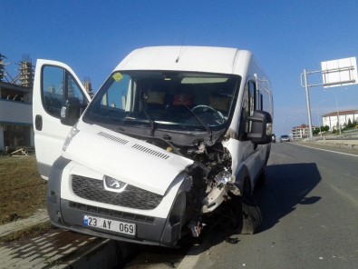 Tekirdağ'da Minibüs Refüje Çaptı, Sürücü Kazada Yara Almadı
