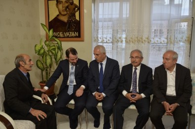 Bakan Albayrak Mardin'de Şehit Ailesini Ziyaret Etti