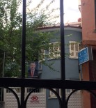 İYİ Parti İl Başkanı'nın İş Yerinin Balkonuna 'Erdoğan Posteri' Asıldı