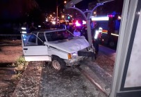 Yayaya Çarpan Otomobil Durağa Daldı Açıklaması 3 Yaralı