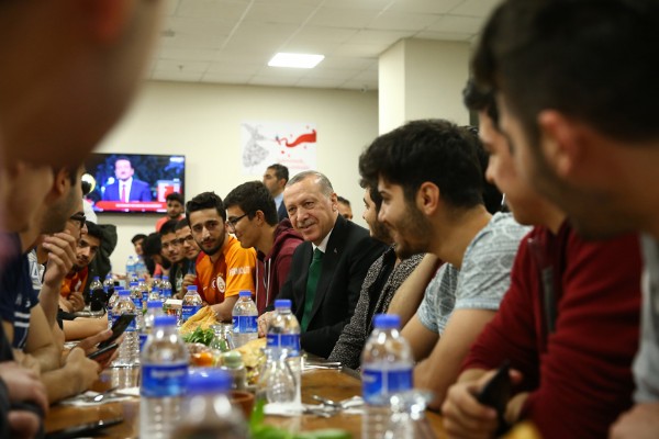 Cumhurbaşkanı Erdoğan'dan gençlere sahur sürprizi