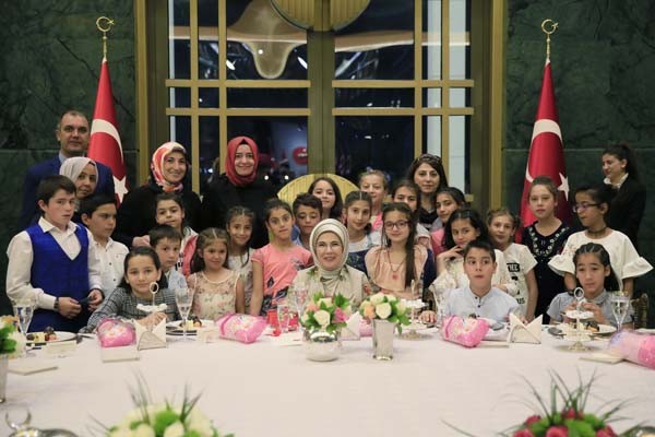 Emine Erdoğan'dan yetim çocuklara iftar daveti