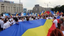 100 Bini Aşkın Rumen 'Paralel Devleti' Protesto Etti