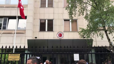 Fransa'daki Sandıklarda Kuyruklar Oluştu