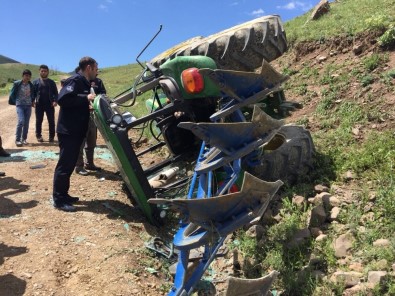 Horasan'da Traktör Devrildi Açıklaması 3 Yaralı