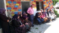 ÇÖP TENEKESİ - İzmariti Yere Atan Köyün İşlerini Yapıyor