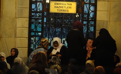 Kadir Gecesi'nde On Binler Ulu Cami Ve Emirsultan'a Akın Etti