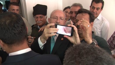 Kılıçdaroğlu'nun selfie çekme mücadelesi