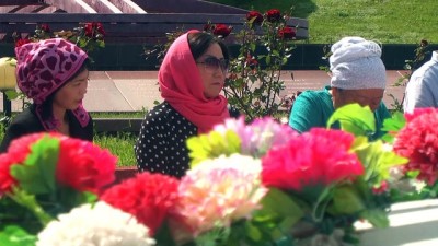 Kırgız Yazar Aytmatov Mezarı Başında Anıldı