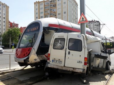 Minibüs İle Tramvay Çarpıştı Açıklaması 1 Yaralı