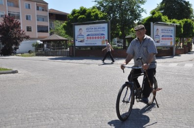 (Özel) Doktor Tavsiyesiyle Aldığı Bisikletine 52 Yılını Adadı, İlçede Bisikletli Heykeli Dikildi