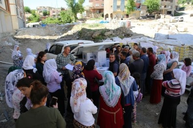 Şırnak Belediyesi, İhtiyaç Sahibi Vatandaşlara Gıda Paketi Dağıttı