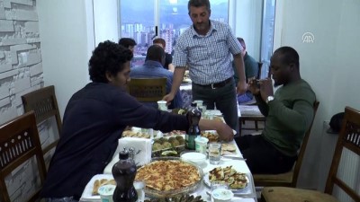 Yabancı Öğrencilere Gönül Sofralarını Açıyorlar