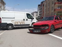FARABI - Yola Çıkmak İsteyen Minibüs İle Otomobil Çarpıştı Açıklaması 2 Yaralı