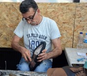 AYAKKABI USTASI - 40 yıldır el işi ile ayakkabı yapıyor