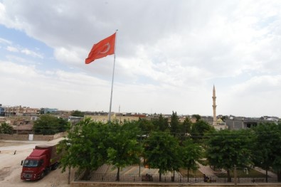 Artuklu Belediyesi Ortaköy'e Dev Türk Bayrağı Astı
