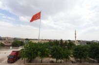 KABALA - Artuklu Belediyesi Ortaköy'e Dev Türk Bayrağı Astı