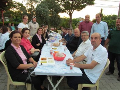 Biga'da Güleçköy Köyü Muhtarlığı Bin Kişiye İftar Yemeği Verdi