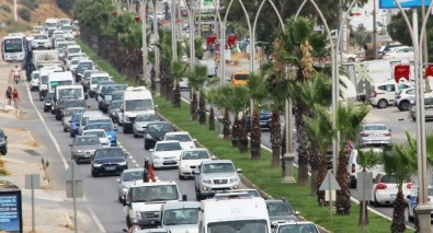 Bodrum'da Kilometrelerce Kuyruk Oluştu, Trafik Durdu
