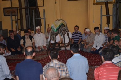 Bursa'da Ziyarete Açılan Sakal'ı Şerif'e  Vatandaşlardan Yoğun İlgi