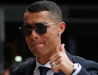 RONALDO - Cristiano Ronaldo ağlayan taraftarı görünce dayanamadı