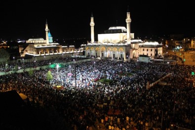 Kadir Gecesi'nde Mevlana Meydanı'nda Binler Buluştu