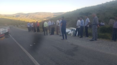 Kaza Yapan Aracın Şoförü Ve Yolcuları Köylüler Tarafından Kurtarıldı