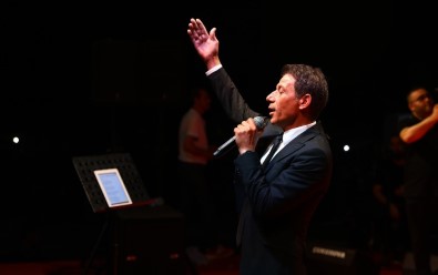 Mersin'de Mustafa Yıldızdoğan Konseri