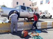 Araçta Mahsur Kalan Kedi Kurtarıldı