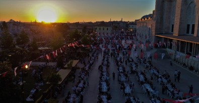 Fatih Camii Avlusundaki İftar Havadan Görüntülendi