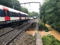 Fransa'da Meydana Gelen Heyelan Treni Raydan Çıkardı Açıklaması 7 Yaralı