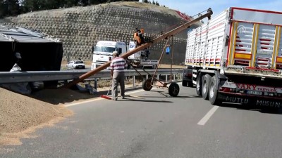 Gaziantep'te Buğday Yüklü Tır Devrildi Açıklaması 1 Yaralı