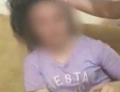 Genç kıza dakikalarca dövüp kameraya çektiler! İşte o anlar..