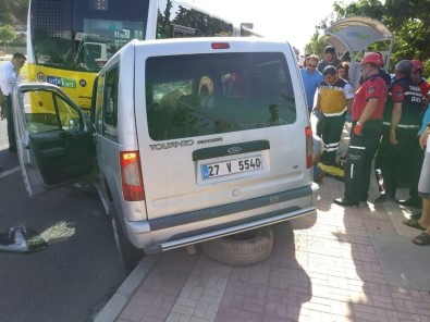 Hafif Ticari Araç Yolcu Otobüsüne Arkadan Çarptı Açıklaması 2 Yaralı