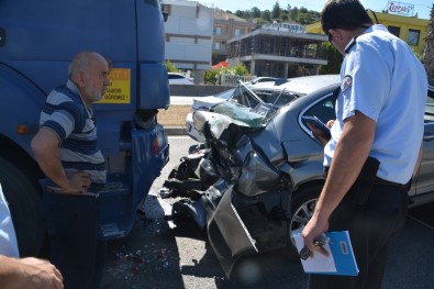 İzmir'de Kamyon İle Otomobil Çarpıştı Açıklaması 3 Yaralı