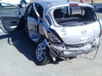 İzmir'de Otomobil İle Kamyonet Çarpıştı Açıklaması 1 Ölü, 2 Yaralı