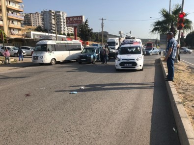 İzmir'de Trafik Kazası Açıklaması 1 Yaralı