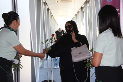 Katarlı Turistler Kırmızı Güllerle Karşılandı
